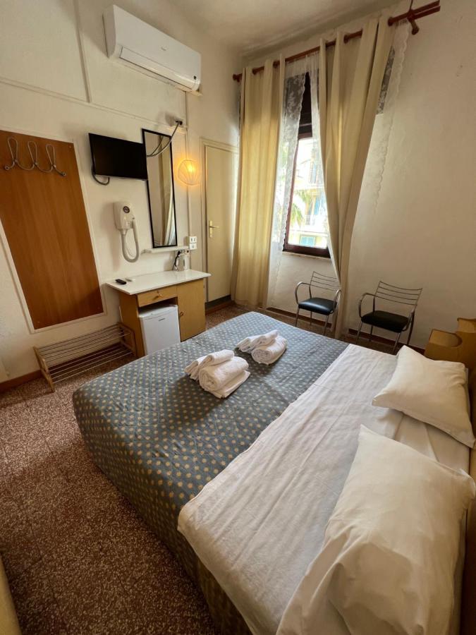 מרינה די צ'צ'ינה Hotel Aurora מראה חיצוני תמונה