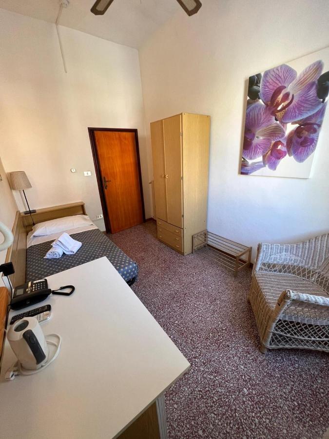 מרינה די צ'צ'ינה Hotel Aurora מראה חיצוני תמונה