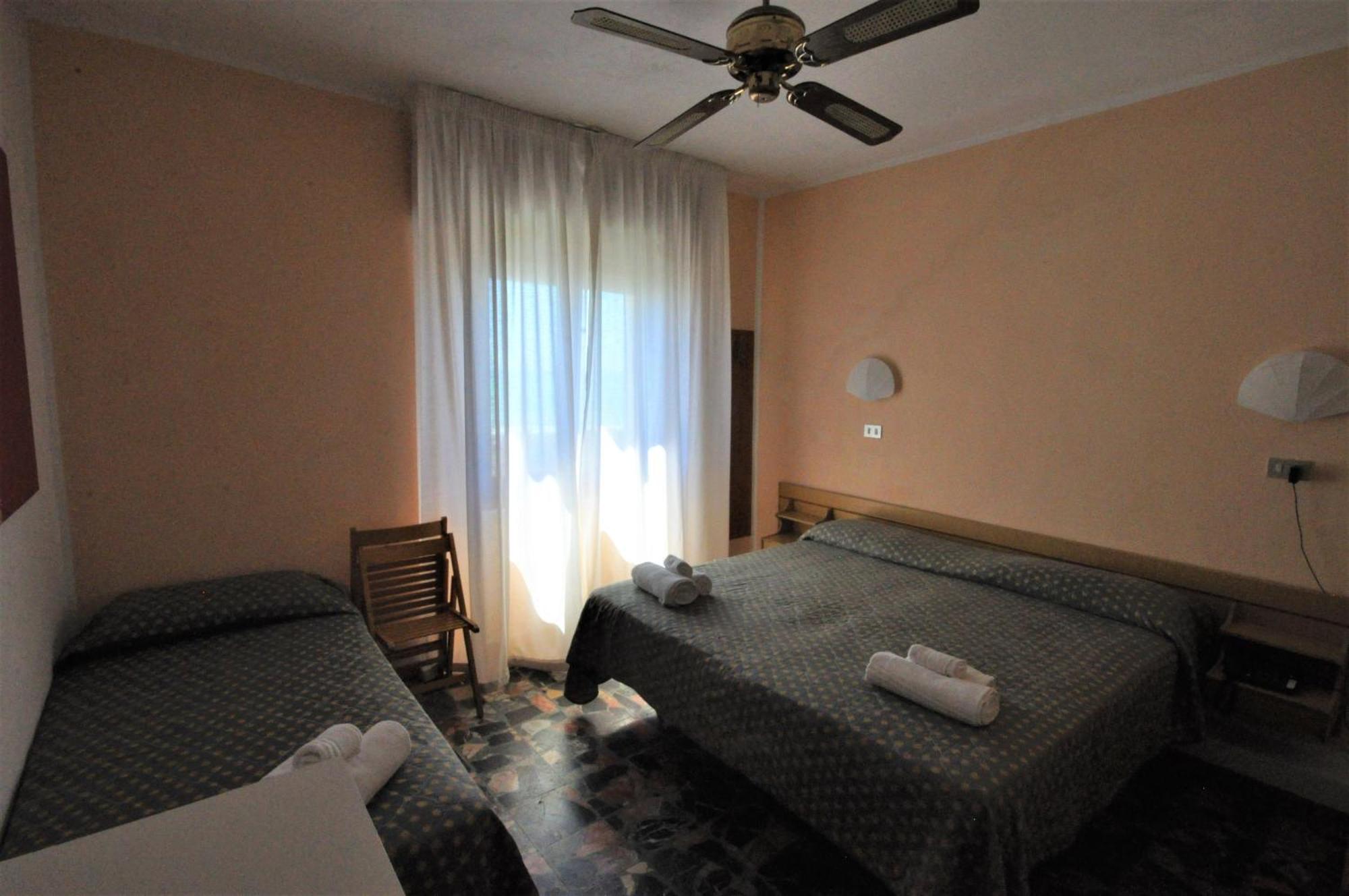 מרינה די צ'צ'ינה Hotel Aurora מראה חיצוני תמונה