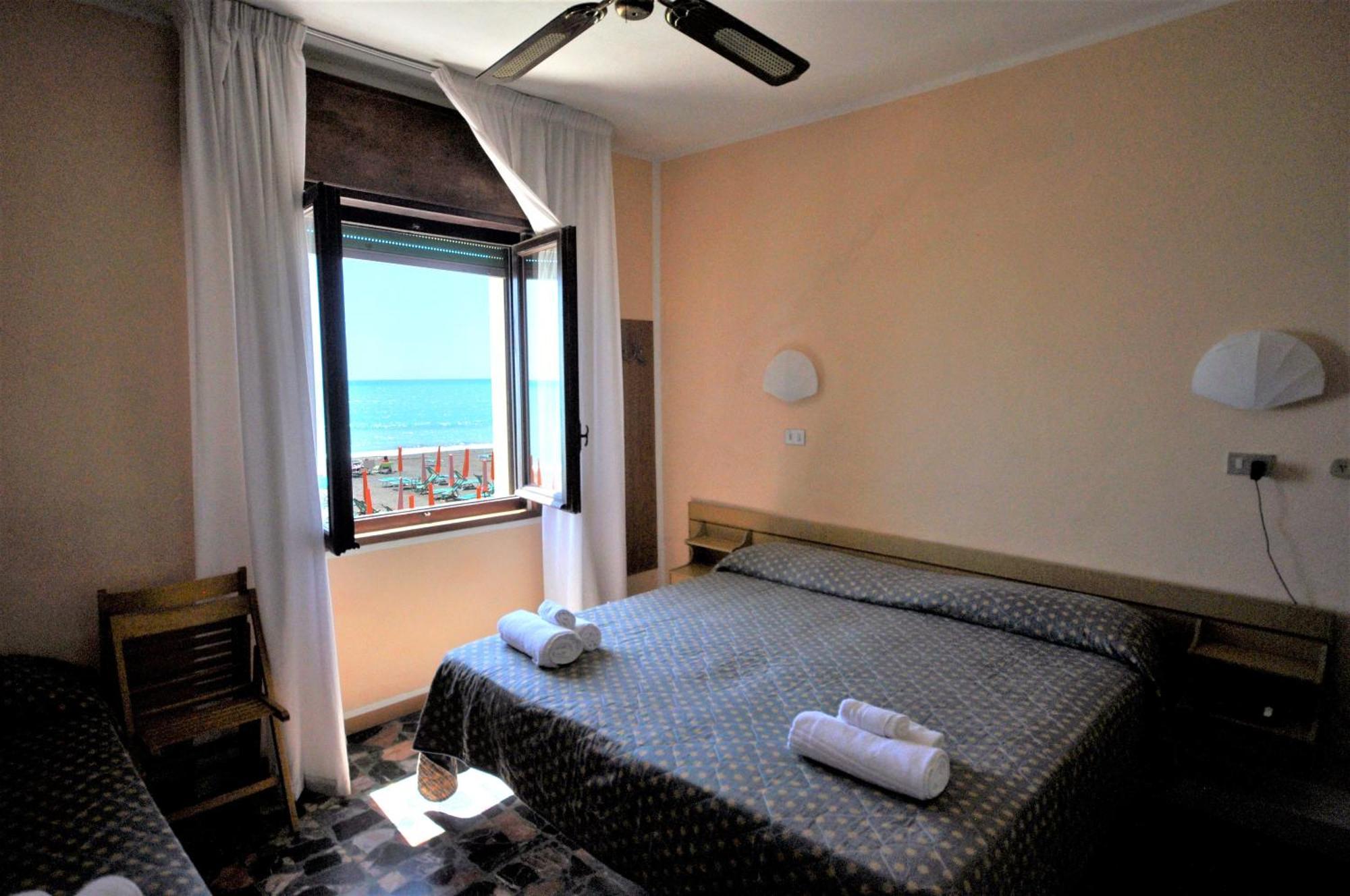 מרינה די צ'צ'ינה Hotel Aurora מראה חיצוני תמונה